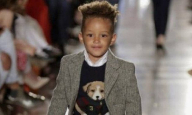 Ποιας διάσημης είναι γιος το αγοράκι που έκανε το ντεμπούτο του στο catwalk