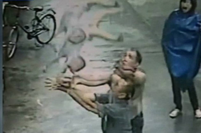 Κίνα: Έπιασε στον αέρα αγοράκι που έπεσε από το παράθυρο! (video)