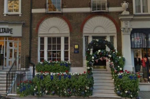 Λονδίνο: Δείτε γιατί τους απαγόρεψε το σεξ στο γραφείο! (photos)