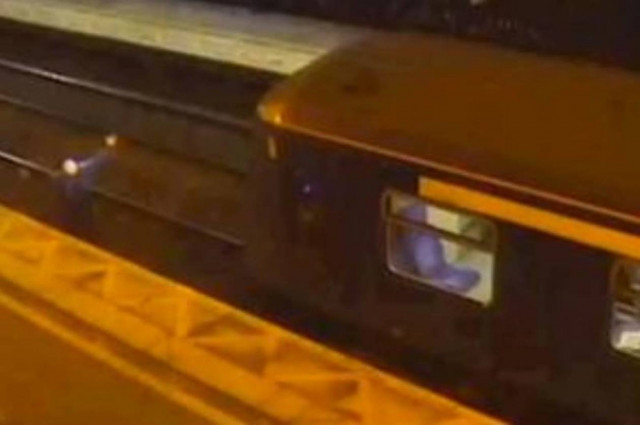 Βρετανία: Τρένο παραλίγο να πατήσει μεθυσμένο! (video)