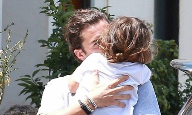 Mα τι μπαμπάς! Ο Ορλάντο Μπλουμ δεν αφήνει λεπτό από την αγκαλιά του το παιδί του!