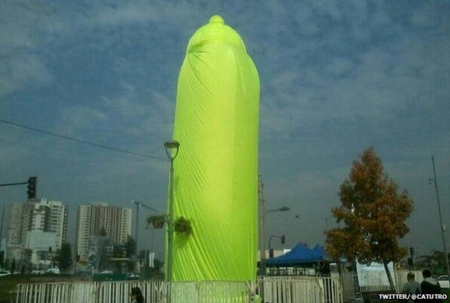 Δήμαρχος έστησε σε πλατεία ένα... προφυλακτικό!