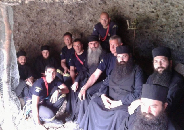 Εντυπωσίασαν οι μοναχοί: Πήγαν με τα ράσα τους για αναρρίχηση!