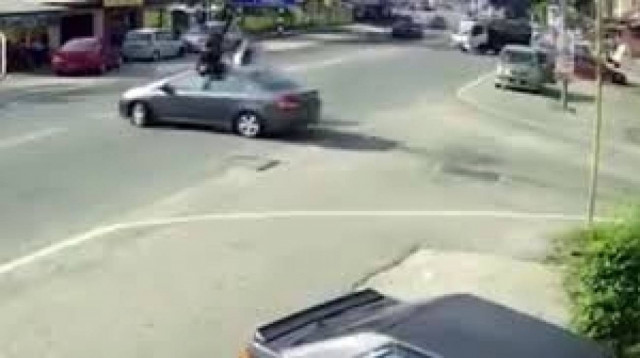 Το θύμα του τροχαίου είχε... άγιο! (βίντεο)