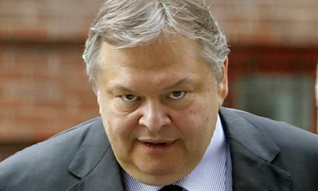 Ευρωεκλογές 2014: Δε θα πιστέψετε τι έγραφε πάνω από το παραβάν που ψήφιζε ο Βενιζέλος-pic