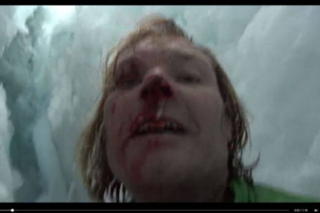 Ιμαλάια: Έπεσε 21 μέτρα στον πάγο και σώθηκε από το Facebook! (video)