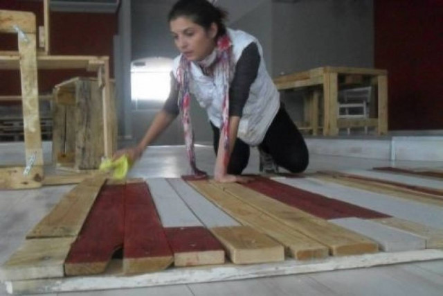 Θεσσαλονίκη: Φτιάχνοντας έπιπλα από παλέτες