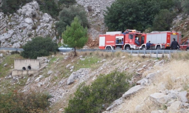 Βράχος συγκράτησε αυτοκίνητο σε γκρεμό στο Πήλιο