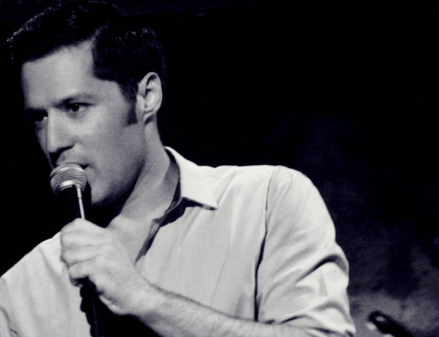 O Αδάμ Τσαρούχης στον κήπο του Νομισματικού Μουσείου