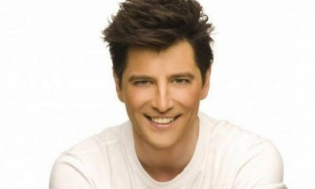 Δείτε τον Σάκη Ρουβά να ψηφίζει με τα παιδιά του! (εικόνα)