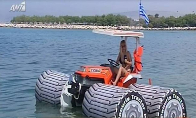 Η Λάουρα φορά το μπικίνι της και… «οργώνει» με το τρακτέρ τη θάλασσα!