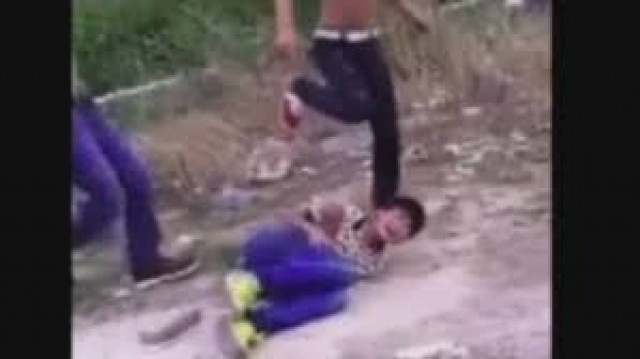 Το βίντεο άγριας επίθεσης σε 13χρονο που έχει σοκάρει όλο το διαδίκτυο