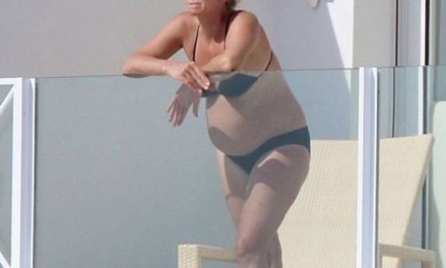 Με την κοιλιά στο στόμα απολαμβάνει τα μπάνια της λίγο πριν γεννήσει! (εικόνες)