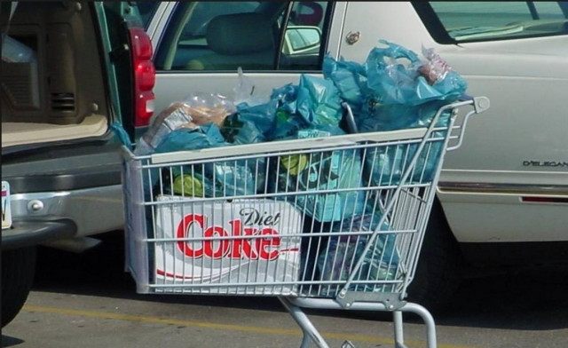 Άστεγος έσερνε καρότσι με έναν... νεκρό! (βίντεο)