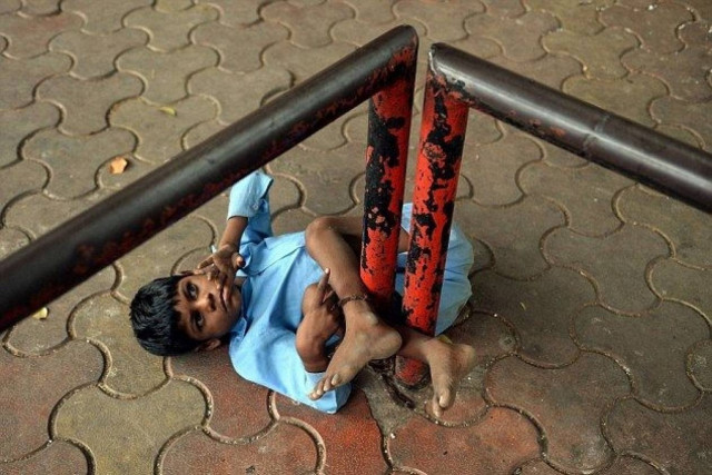 Ινδία: Έδεσε σε μπάρα τον κωφάλαλο εγγονό της για να πάει για δουλειά