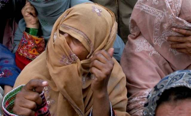 ΣΟΚ: Τη λιθοβόλησε η οικογένειά της γιατί παντρεύτηκε τον αγαπημένο της