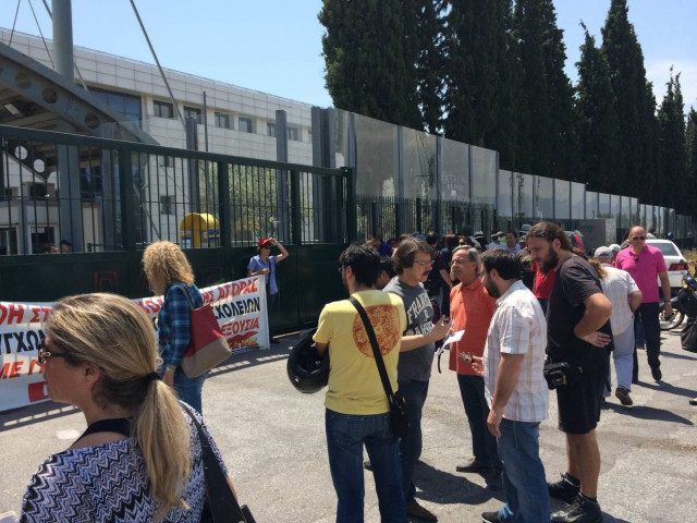 Σε εξέλιξη η συγκέντρωση διαμαρτυρίας της ΟΛΜΕ έξω από το Υπ. Παιδείας (photos)