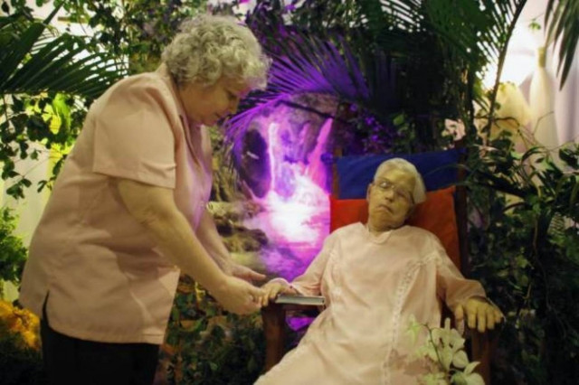 Δείτε την ηλικιωμένη που την κήδεψαν πάνω σε καρέκλα και με το... νυφικό! (pics)