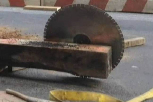 Νέα Υόρκη: Τροχός από πριόνι καρφώθηκε σε περαστική! (video)