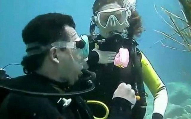 Κρήτη: Ζευγάρι Ρώσων παντρεύτηκε στο... βυθό