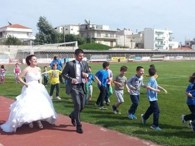 Αλεξανδρούπολη: Με το νυφικό στο γήπεδο!