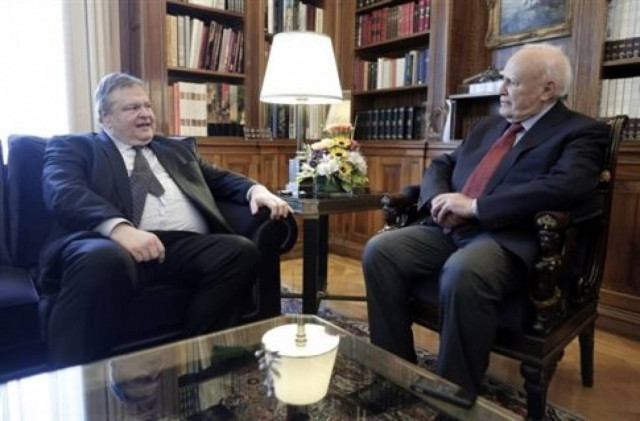 Βενιζέλος σε Παπούλια: Πρέπει να ενώσουμε ξανά το έθνος (vid)