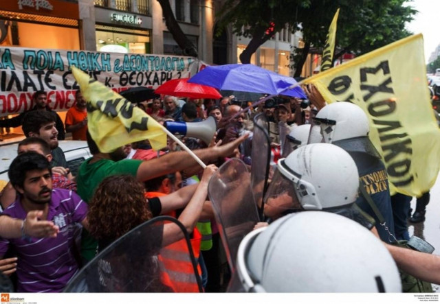 Θεσσαλονίκη: Επεισόδια και ξύλο έξω από το Επιμελητήριο που μιλούσε ο Θεοχάρης (pics&vid)