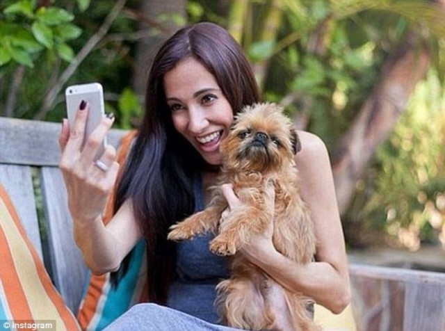 Κερδίζει χιλιάδες ευρώ το μήνα μέσα από τα social media! (pics)