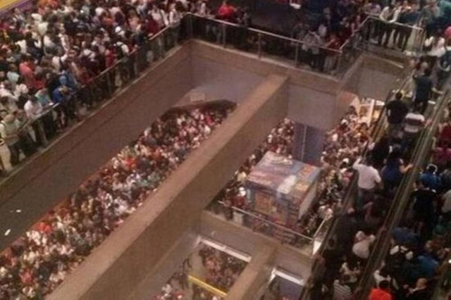 Ένας ωκεανός από ανθρώπους στο μετρό του Σάο Πάολο (Video)