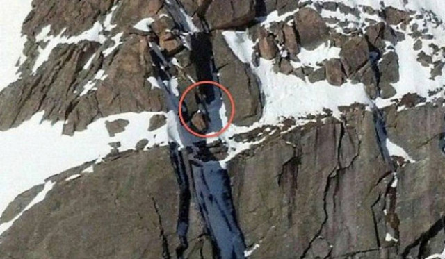 Απίστευτο βίντεο: Έμεινε κρεμασμένος στο βουνό για μια ολόκληρη νύχτα