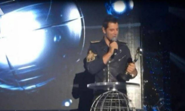 Δείτε τον Σάκη Ρουβά να παίρνει βραβείο στα Word Music Awards!
