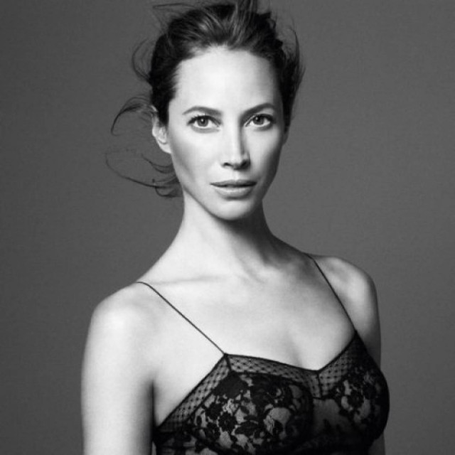 Christy Turlington: Στα 45 της φωτογραφίζεται για την βρετανική Vogue (PHOTO)