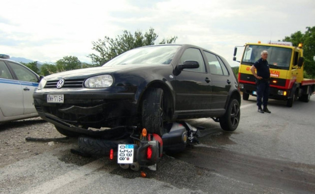 Καλαμπάκα: Συγκλονιστικό τροχαίο - Μηχανή καρφώθηκε στις ρόδες αυτοκινήτου