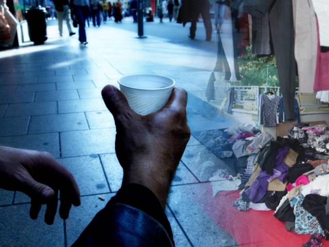 Πουλάνε ακόμη και τα ρούχα των παιδιών τους!