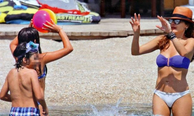 Δέσποινα Βανδή: Παιχνίδι με τα παιδιά της στην θάλασσα!