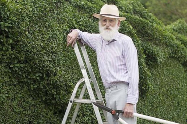 Έχει αφιερώσει 10 χρόνια στη φροντίδα του φράχτη του… Δείτε τι δημιούργησε!