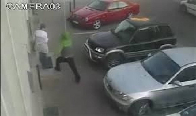 Τη χτύπησε γιατί... βαριόταν να κάθεται! (βίντεο)