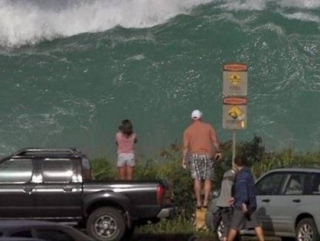 ΘΑ ΣΑΣ ΚΟΠΕΙ Η ΑΝΑΣΑ! Δείτε τι κύμα έσκασε στη Χαβάη! (βίντεο)