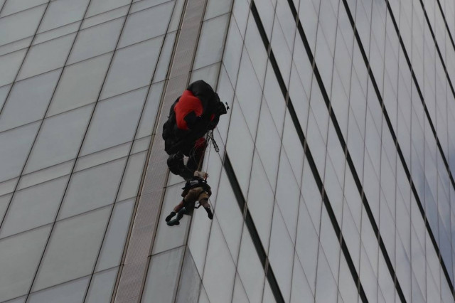 Τουρκία: Αλεξιπτωτιστής αιωρούταν στο υψηλότερο κτίριο της χώρας! (video+photos)