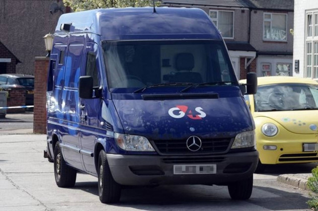 Φύλακας πήγε να βάλει χρήματα στο ATM και... σφήνωσε στο μηχάνημα!