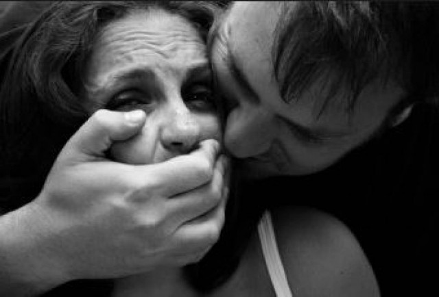 Συγκλονίζει η μαρτυρία της: Με βίασε 3 φορές σε σχολείο και στο διαμέρισμά του