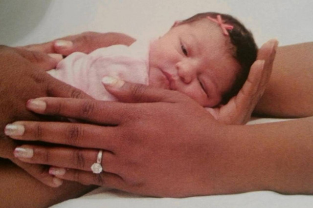 Κρέμασε το νεογέννητο μωρό στο νυφικό της! (pics+ video)