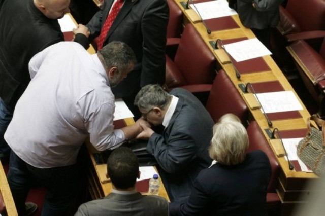 Η στιγμή που ο Μιχαλολιάκος σκύβει και φιλάει το χέρι του Κουκούτση