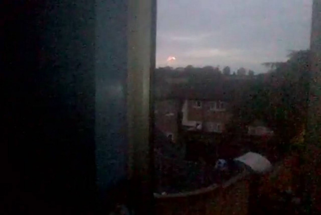 ΑΤΙΑ στη Βρετανία: Φλεγόμενη μπάλα «χορεύει» στον ουρανό! (video+photos)