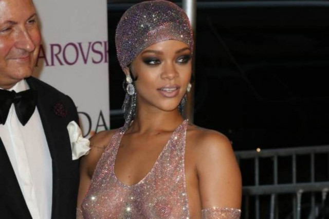 Ριάνα: Twerking με το διάφανο φόρεμα! Πόσο να αντέξει κανείς; (video+photos)