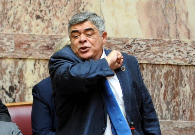 Εξέδρα...γηπέδου έκαναν τους διαδρόμους της Βουλής οπαδοί της Χ.Α