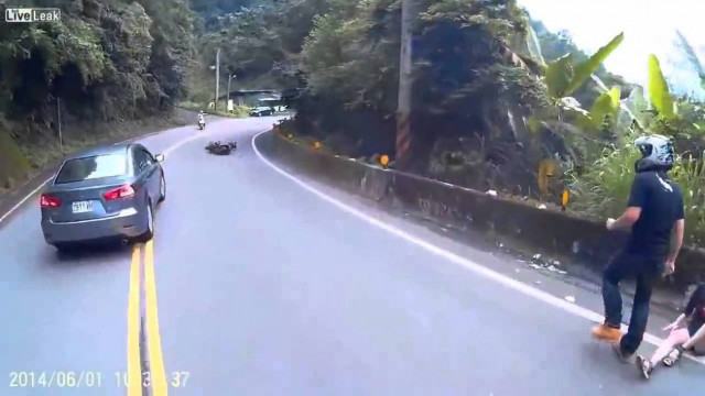 Βίντεο: Τι τζέντλεμαν! - Πήραν τούμπα με το μηχανάκι και... δείτε τι έκανε