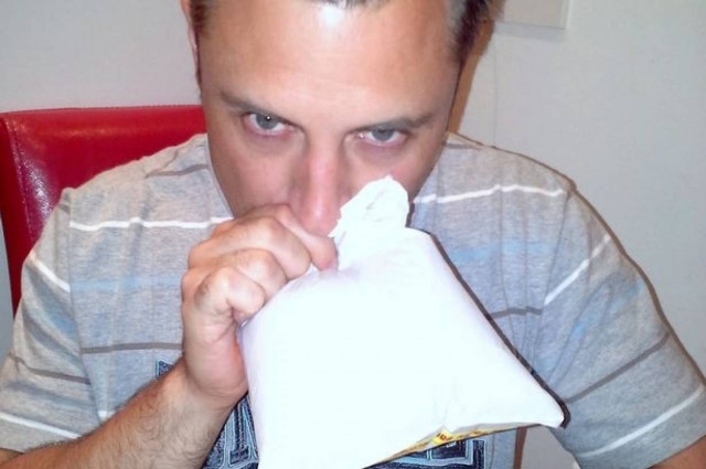 Βρετανία: Έχει λόξυγκα εδώ και δύο χρόνια. Και θα έχει για πάντα! (video)