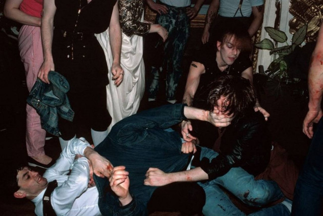 Πάτρα: Άγριο ξύλο μεταξύ θαμώνων έξω από νυχτερινό κλαμπ (pics)