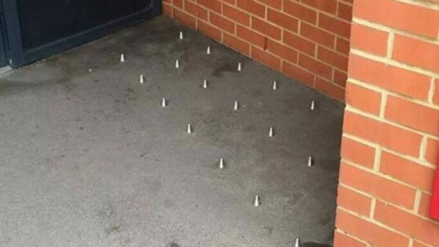 Σοκαριστική εικόνα: Διώχνουν τους άστεγους με μεταλλικά καρφιά